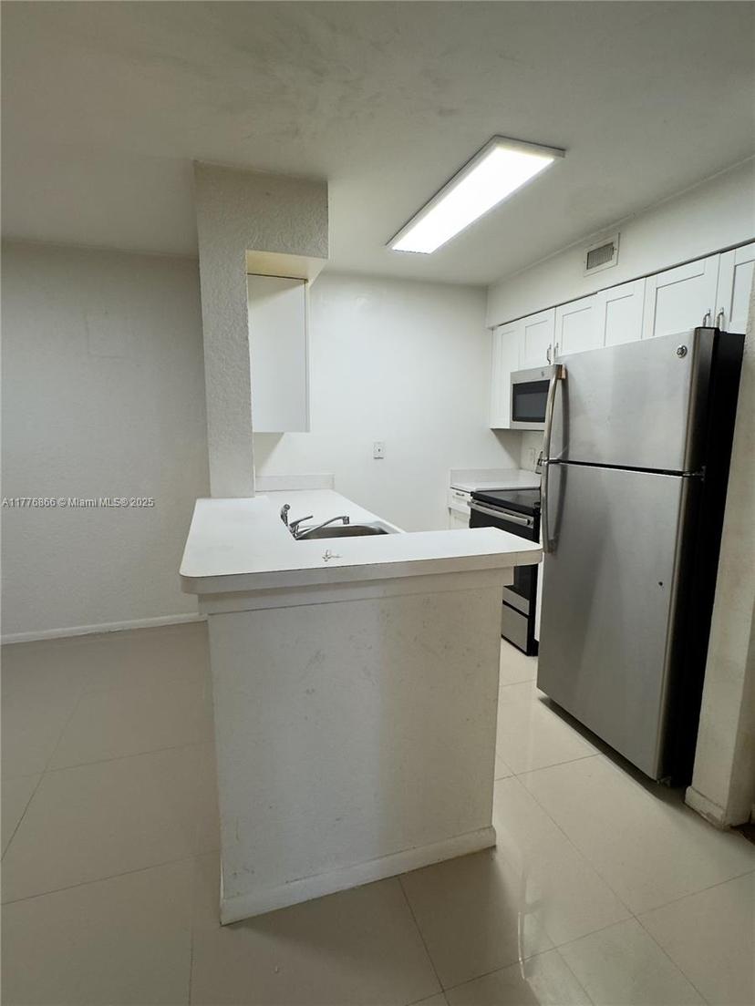 Picture of 2871 N Oakland Forest Dr # 111, Oakland Park FL 33309