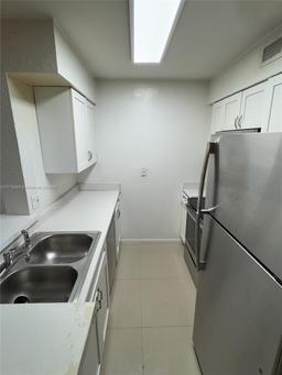Picture of 2871 N Oakland Forest Dr # 111, Oakland Park, FL 33309
