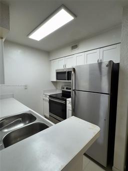 Picture of 2871 N Oakland Forest Dr # 111, Oakland Park, FL 33309