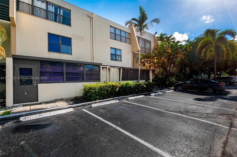 Picture of 20350 W Country Club Dr # 4, Aventura, FL 33180