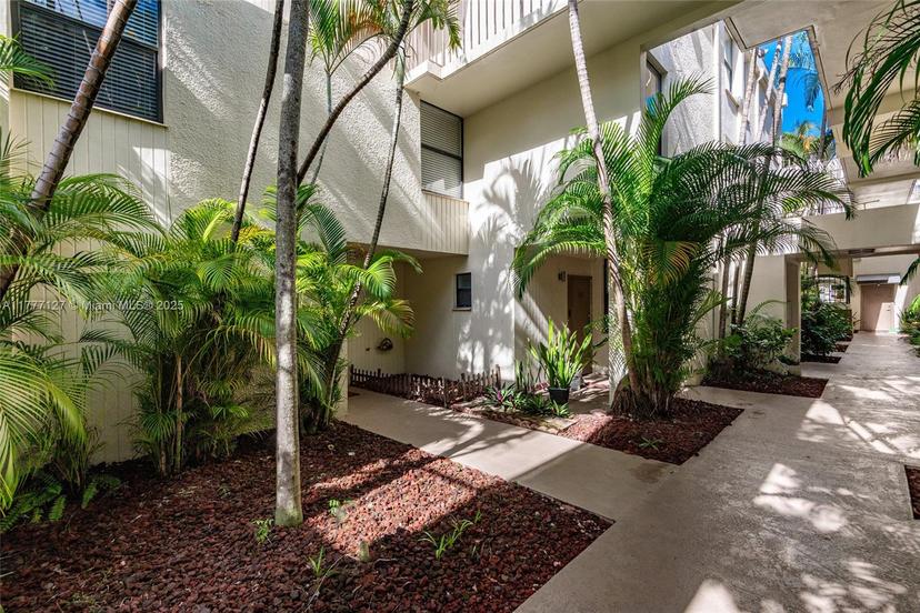 Picture of 20350 W Country Club Dr # 4, Aventura, FL 33180