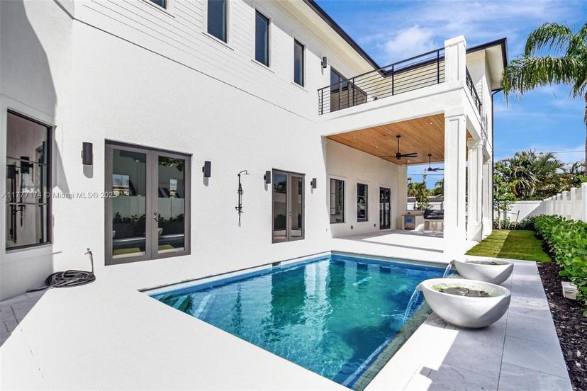 Picture of 371 E Lakewood Rd, West Palm Beach FL 33405