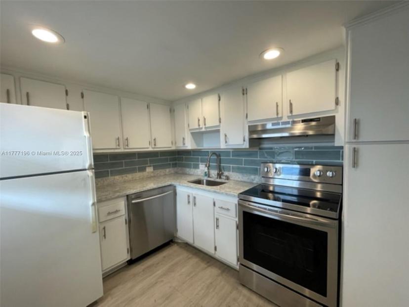 Picture of 3301 N Country Club Dr # 612, Aventura FL 33180
