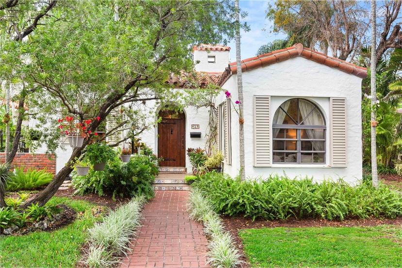 Picture of 425 Cadagua Ave, Coral Gables FL 33146