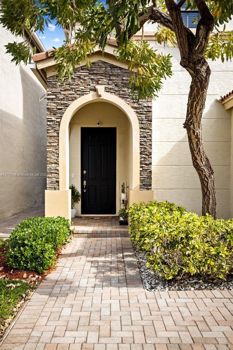 Picture of 697 NE 193Rd Ter, Miami FL 33179