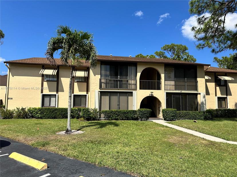 Picture of 208 Pine Hov Cir # 2, Green Acres FL 33463