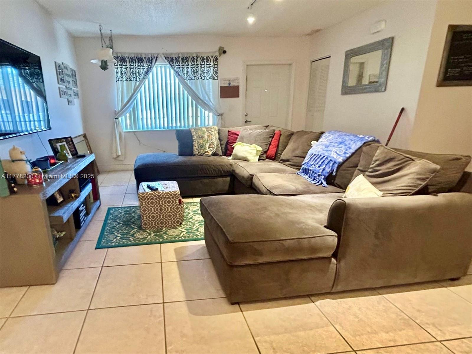 Picture of 7910 Taft St # 303, Pembroke Pines, FL 33024