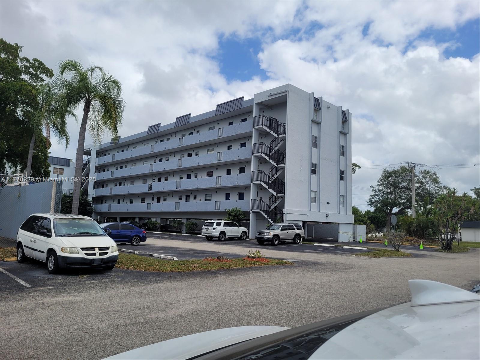 Picture of 7561 NW 16Th St # 2411, Plantation, FL 33313