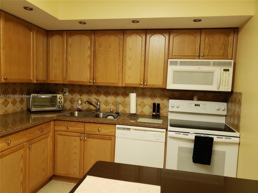 Picture of 1000 Parkview Dr # 623, Hallandale Beach FL 33009