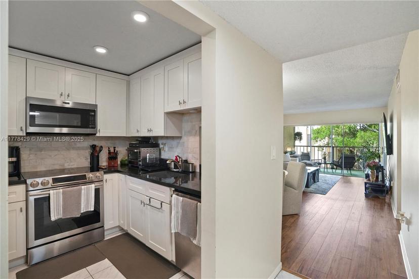 Picture of 471 N Pine Island Rd # D405, Plantation FL 33324