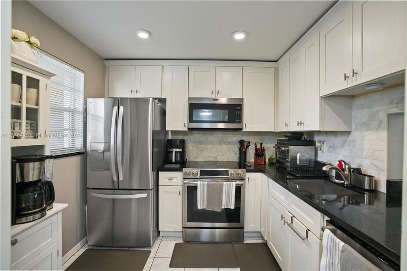 Picture of 471 N Pine Island Rd # D405, Plantation FL 33324