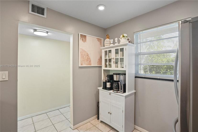 Picture of 471 N Pine Island Rd # D405, Plantation FL 33324