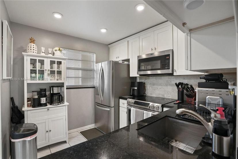 Picture of 471 N Pine Island Rd # D405, Plantation FL 33324
