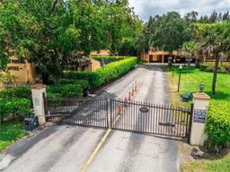 Picture of 430 Commodore Dr # 314, Plantation, FL 33325