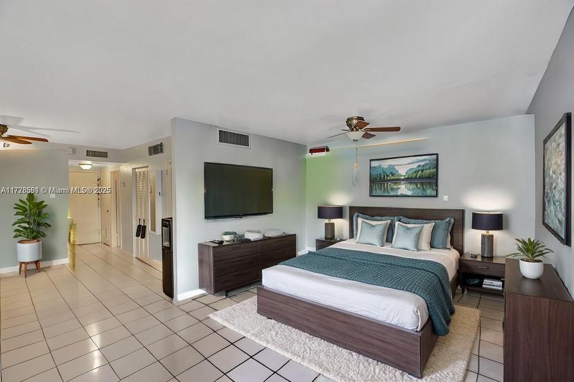 Picture of 2899 Collins Ave # 521, Miami Beach FL 33140