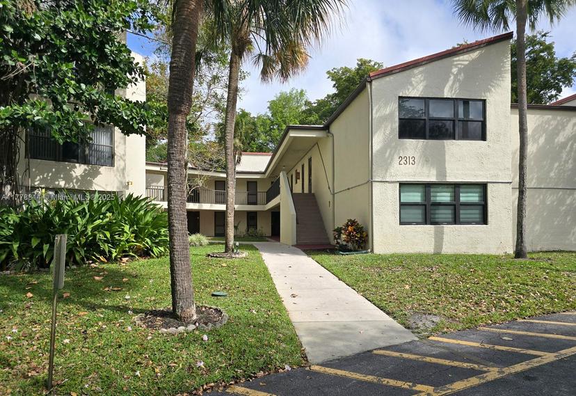 Picture of 2313 S Cypress Bend Dr # 123A, Pompano Beach FL 33069