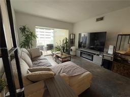 Picture of 677 NE 24Th St # 407, Miami, FL 33137