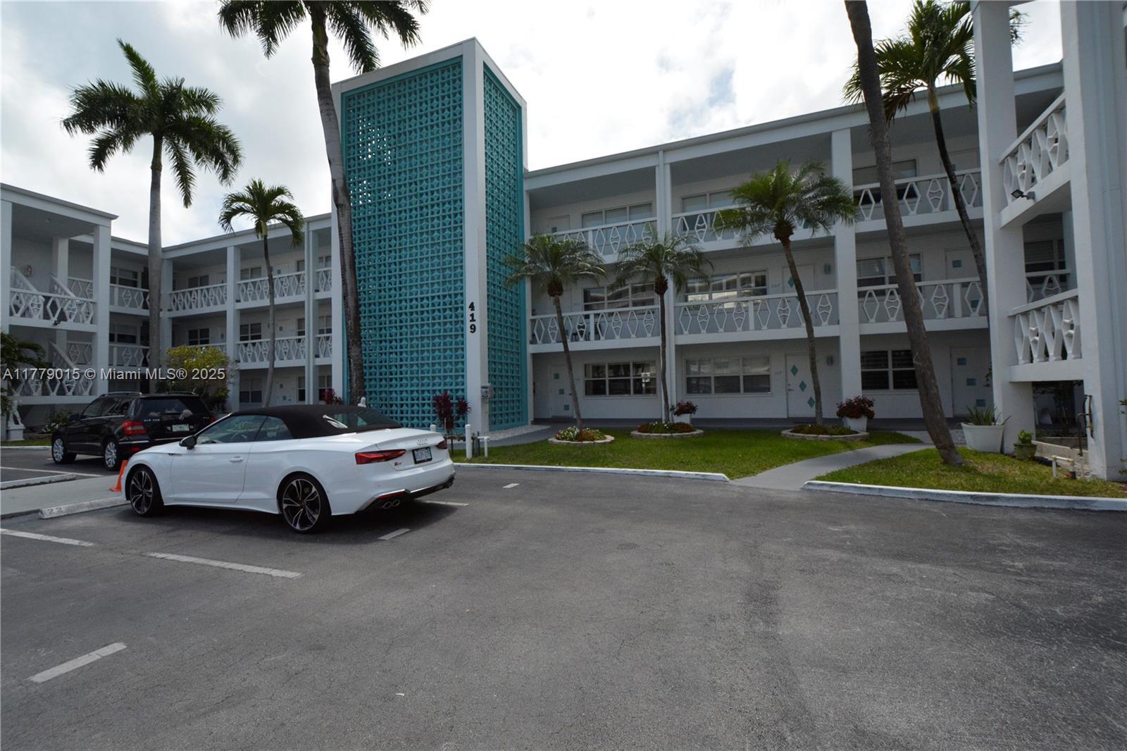 Picture of 419 Golden Isles Dr # 105, Hallandale Beach, FL 33009