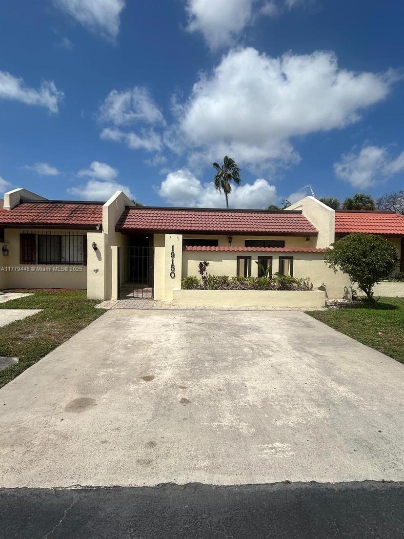 Picture of 19150 NW 65Th Ct # 19150, Hialeah FL 33015