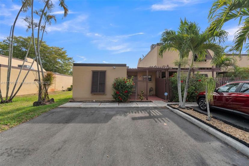 Picture of 1341 E Golfview Dr # 1341, Pembroke Pines FL 33026