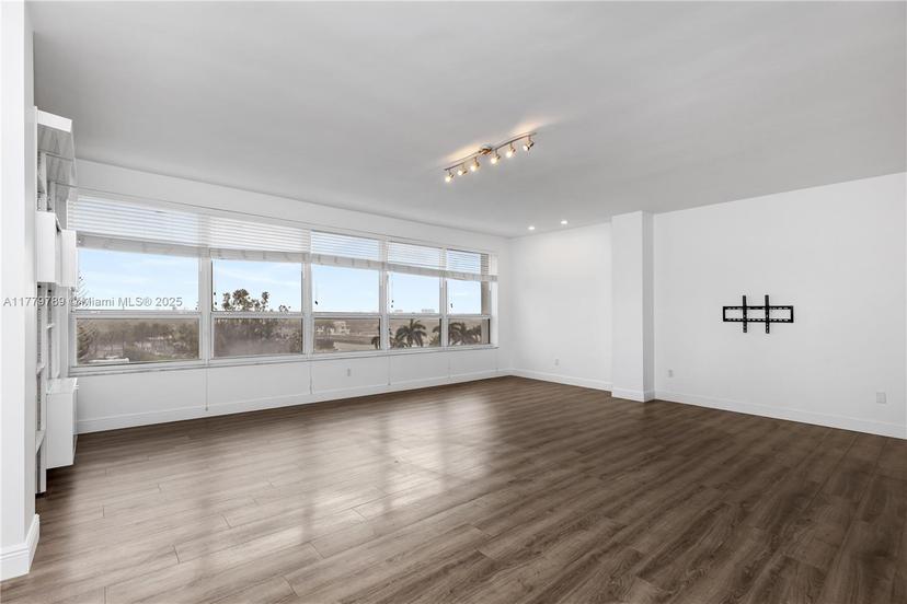 Picture of 4925 Collins Ave # 6G, Miami Beach FL 33140
