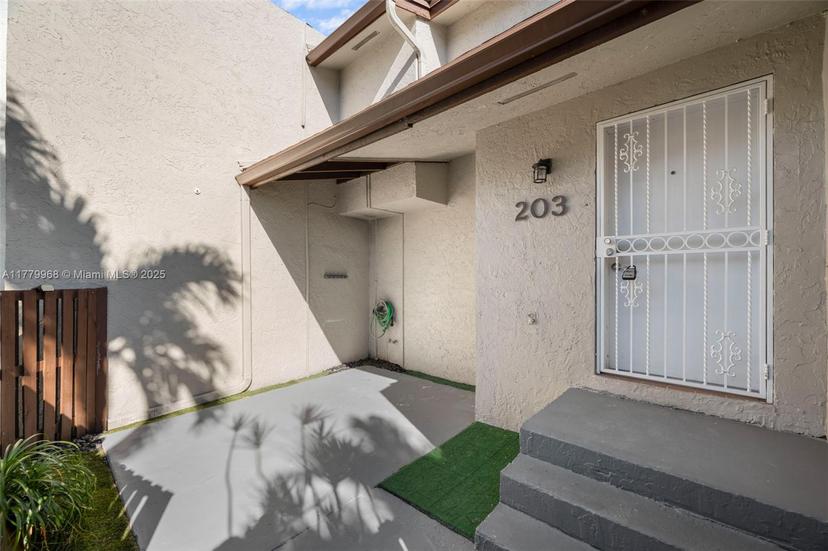 Picture of 10296 NW 9 St Cir # 203, Miami FL 33172