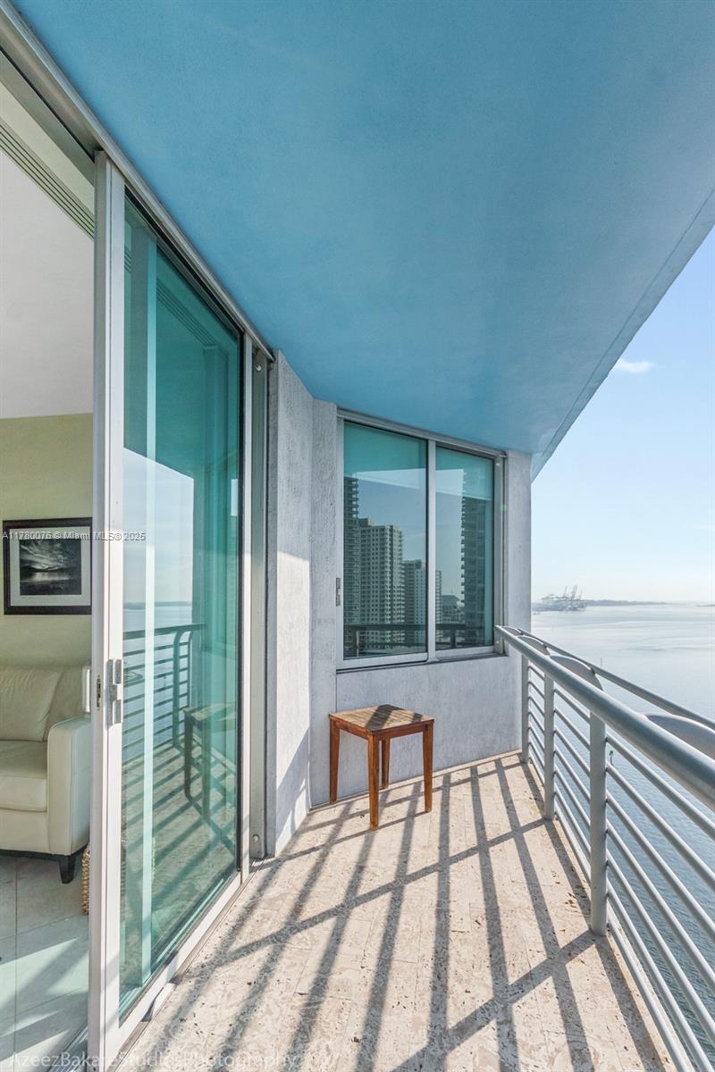 Picture of 325 S Biscayne Blvd # 621, Miami FL 33131