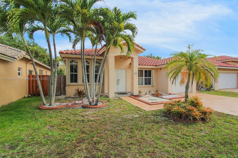 Picture of 14261 N Royal Cove Cir, Davie FL 33325