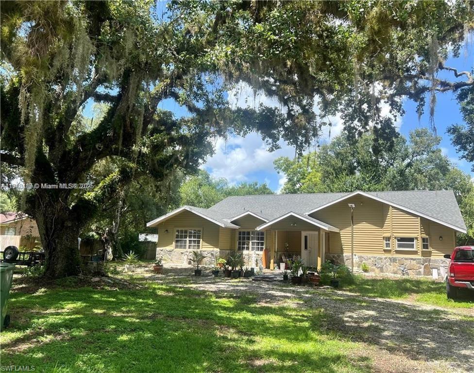 Picture of 140 Davis St, La Belle, FL 33935