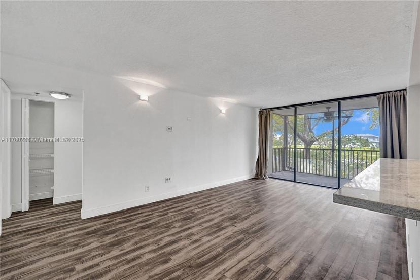 Picture of 105 Lake Emerald Dr # 211, Oakland Park FL 33309
