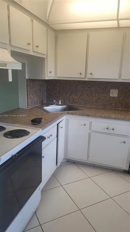 Picture of 6091 NW 61 Avenue # 310, Tamarac, FL 33319