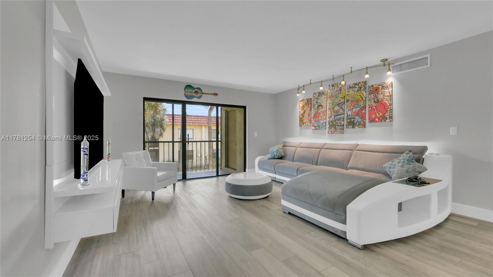 Picture of 327 Lakeview Dr # 203, Weston, FL 33326