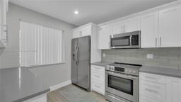 Picture of 327 Lakeview Dr # 203, Weston, FL 33326