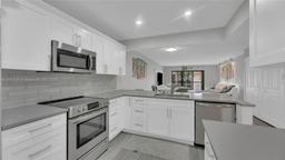Picture of 327 Lakeview Dr # 203, Weston, FL 33326
