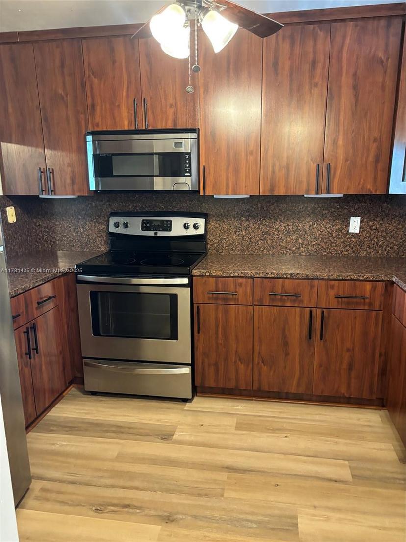Picture of 9421 Evergreen Pl # 402, Davie FL 33324