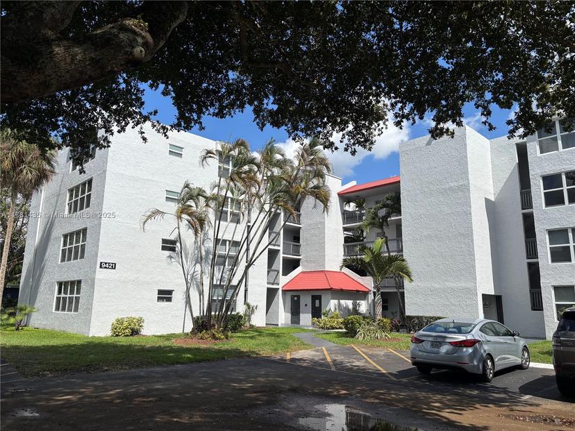 Picture of 9421 Evergreen Pl # 402, Davie FL 33324