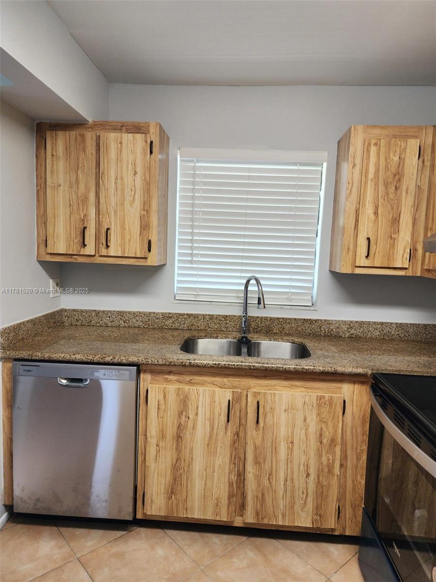 Picture of 6061 Shakerwood Cir # 208, Tamarac, FL 33319
