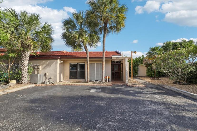 Picture of 8385 Rednock Ln, Miami Lakes FL 33016
