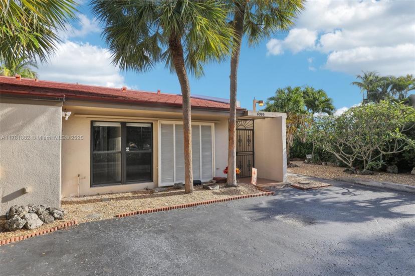 Picture of 8385 Rednock Ln, Miami Lakes FL 33016