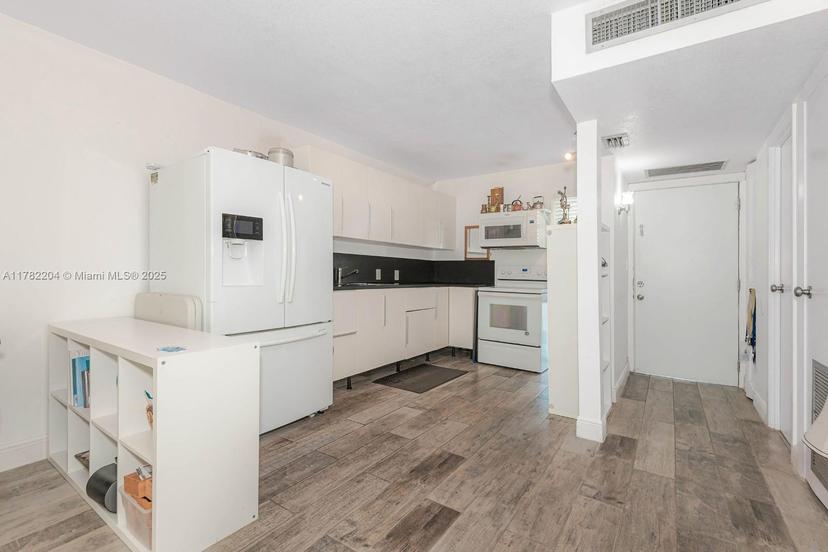 Picture of 3401 N Country Club Dr # 117, Aventura FL 33180