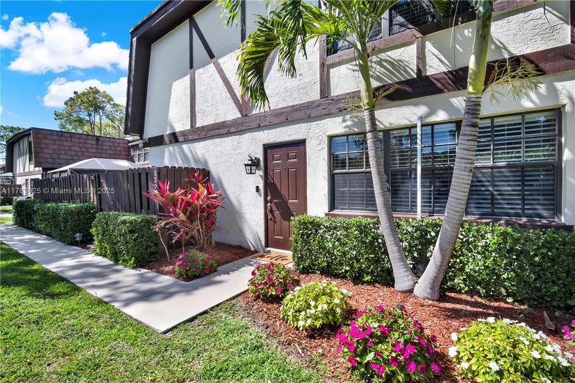 Picture of 130 Weybridge Cir Unit C, Royal Palm Beach FL 33411