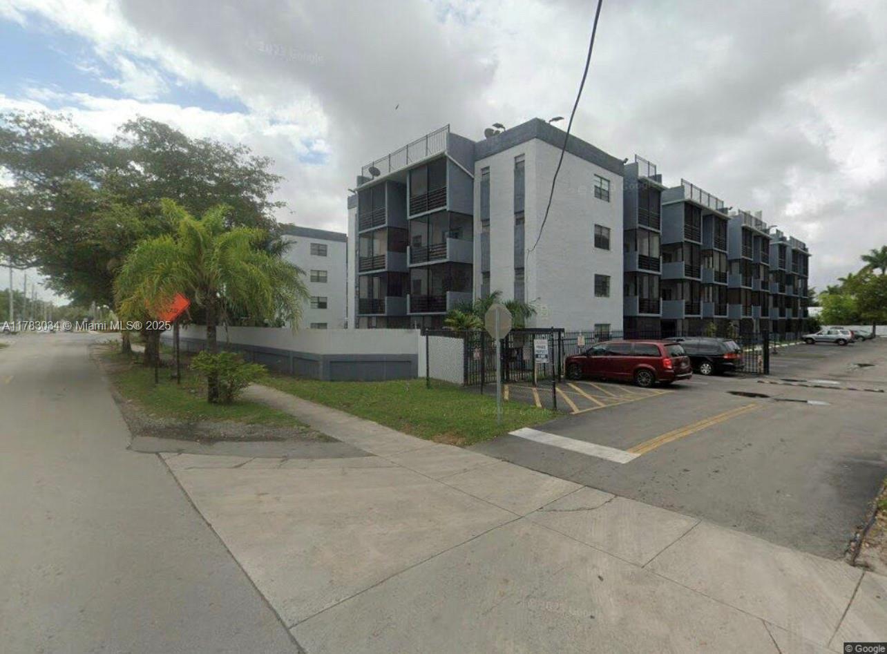 Picture of 13500 NE 3Rd Ct # 205, North Miami, FL 33161