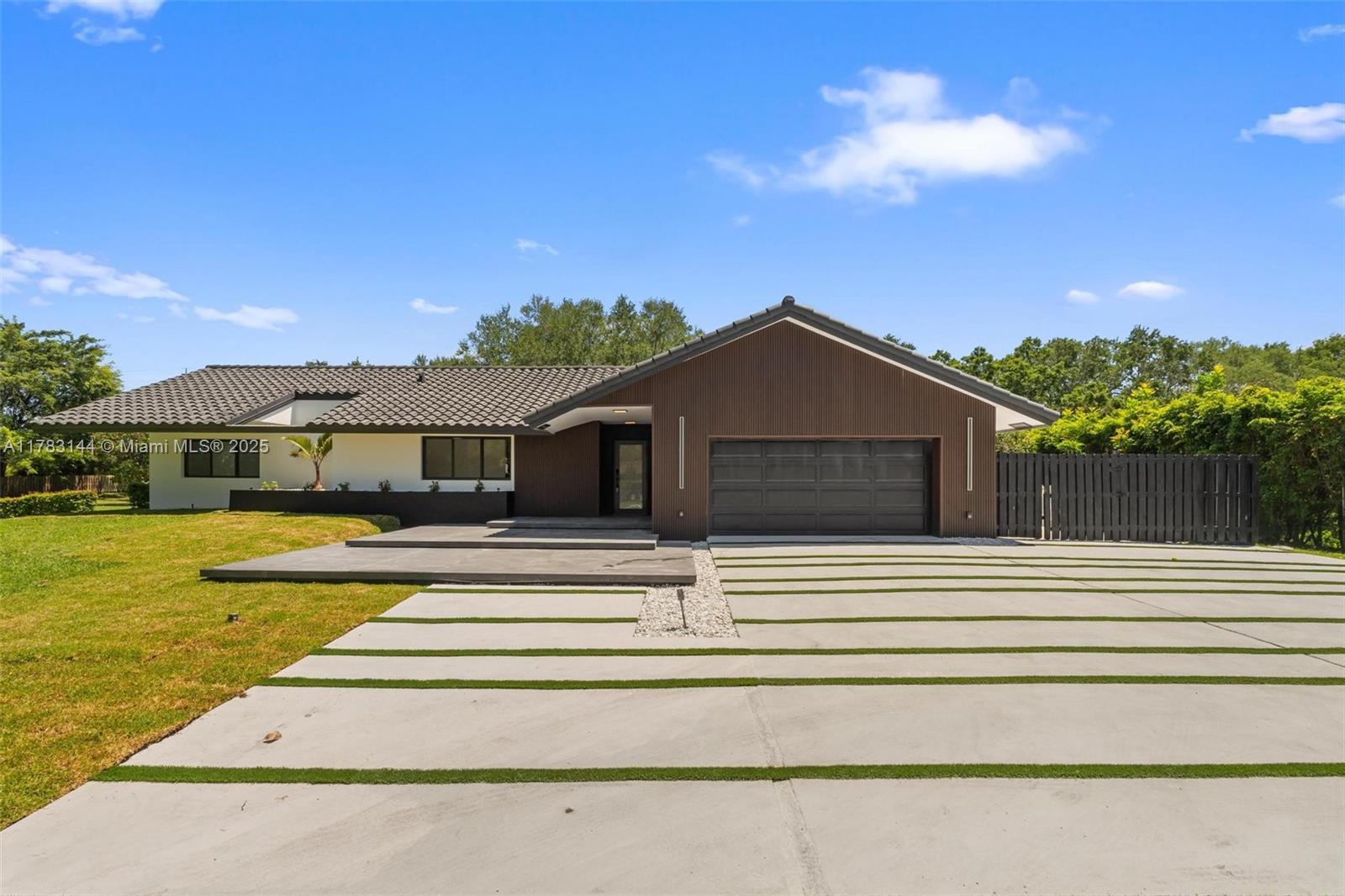 Picture of 5020 W Hawkhurst Ave, Southwest Ranches, FL 33331
