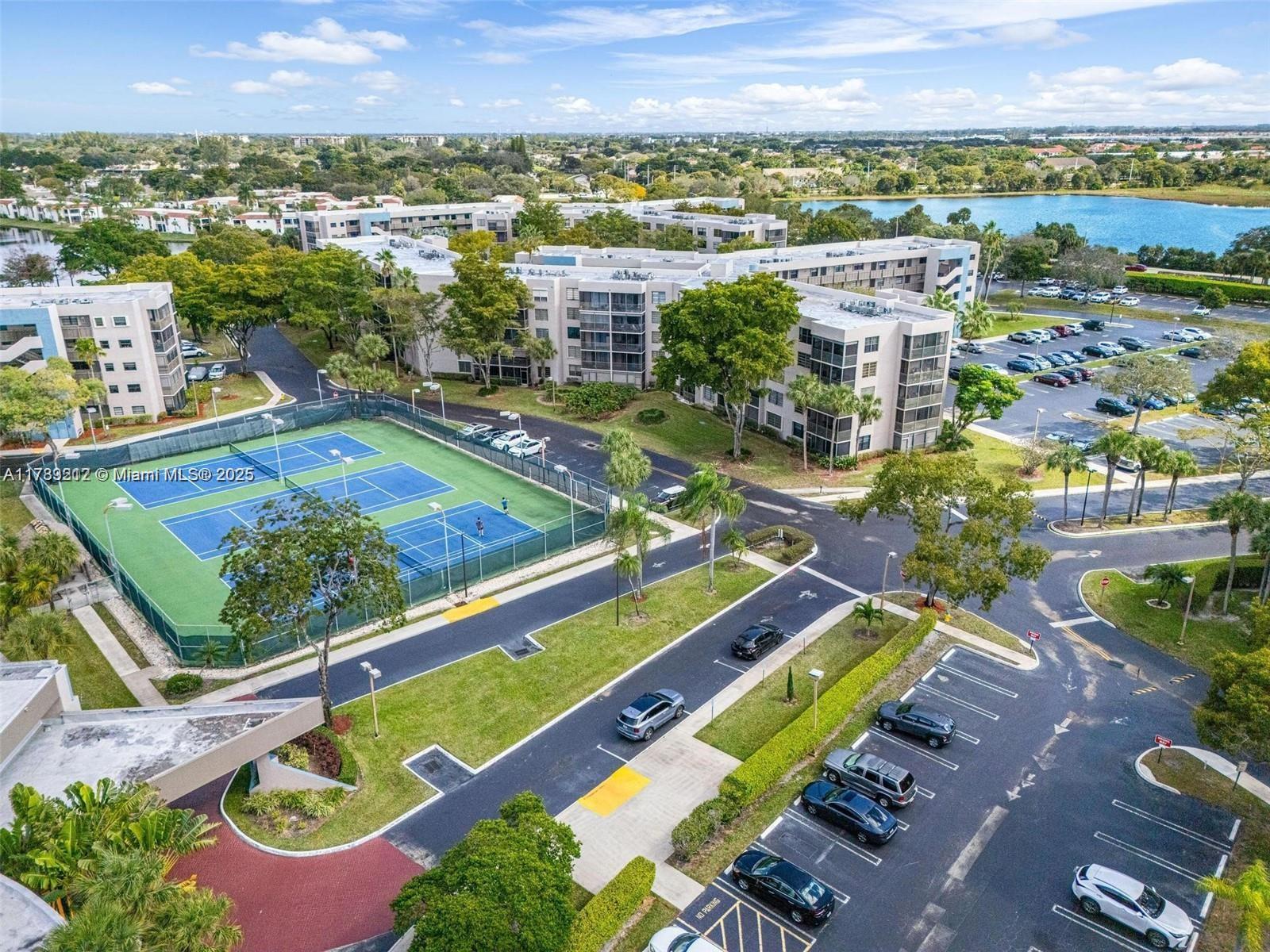 Picture of 1001 Colony Point Cir # 312, Pembroke Pines, FL 33026