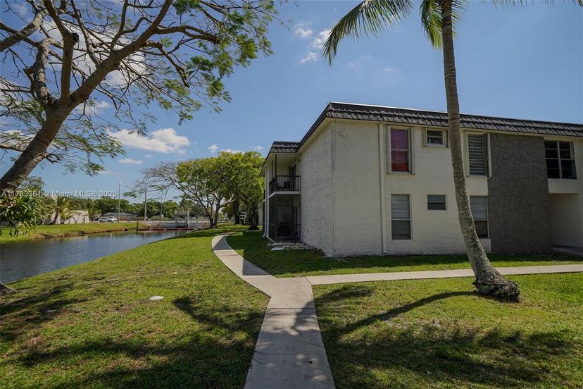 Picture of 10357 N Kendall Dr, Miami FL 33176