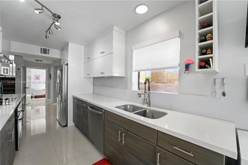 Picture of 1000 NE 204Th Ln, Miami FL 33179