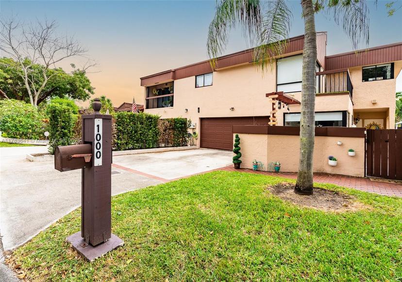 Picture of 1000 NE 204Th Ln, Miami FL 33179