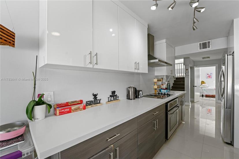 Picture of 1000 NE 204Th Ln, Miami FL 33179