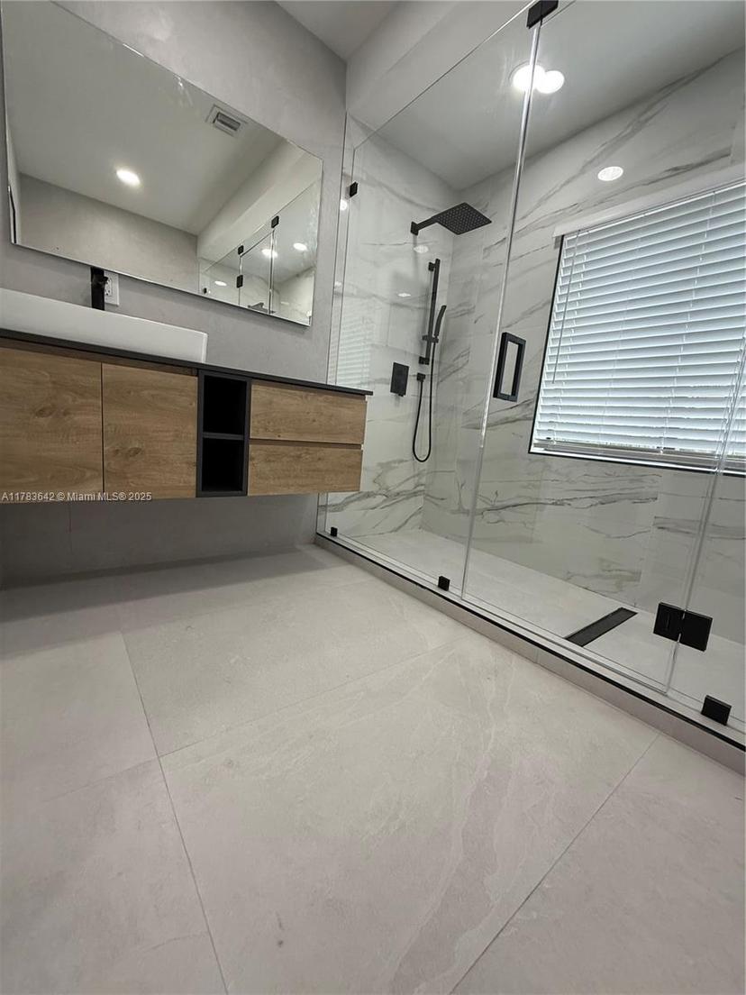 Picture of 865 NE 179Th Ter, Miami FL 33162