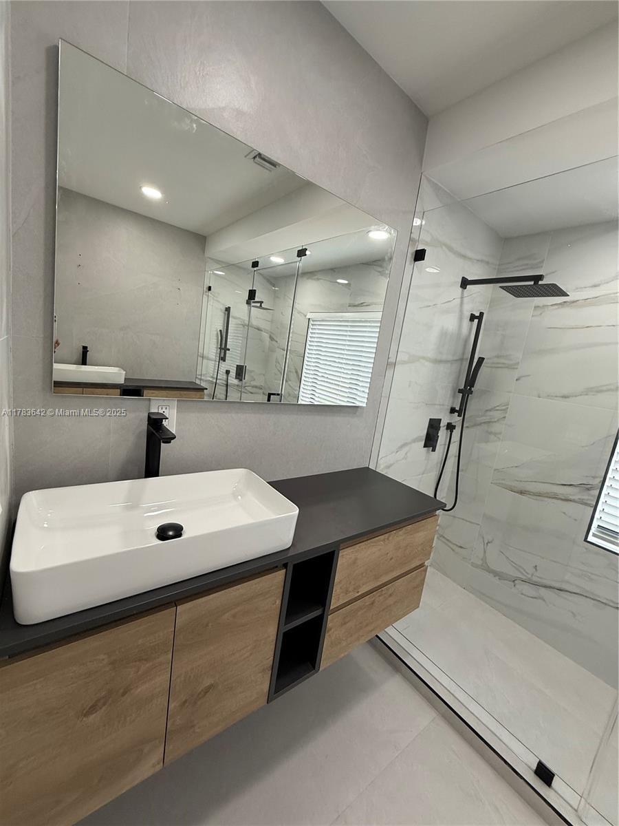 Picture of 865 NE 179Th Ter, Miami, FL 33162